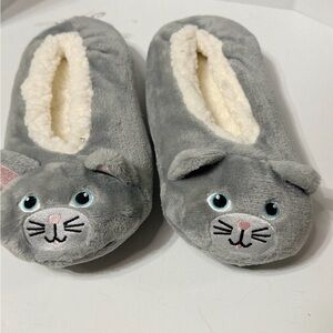 Women’s Gray Plush Cat Slip-On Slippers with Cream Sherpa Lining